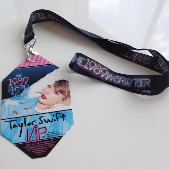 TAYLOR SWIFT VIP Merchandise Set from “1989 Tour” - Picture 5 of 15